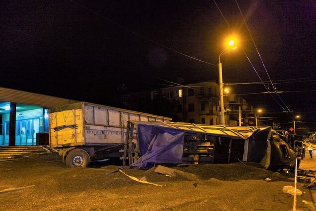 В Днепре перевернулись две груженые фуры. Видео момента ДТП