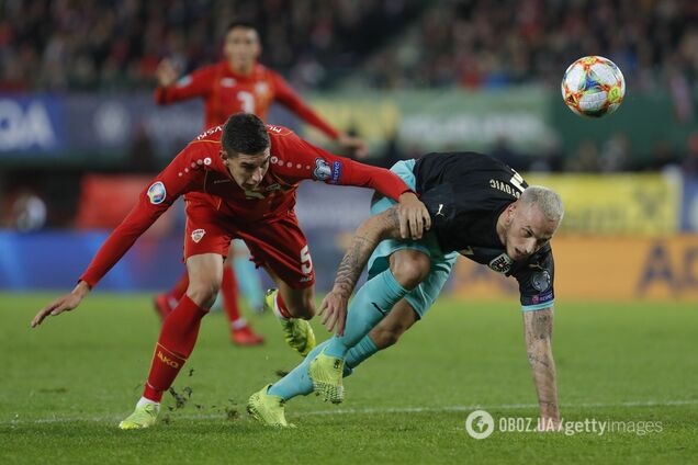 Марио Младеновски (слева) в матче против сборной Австрии