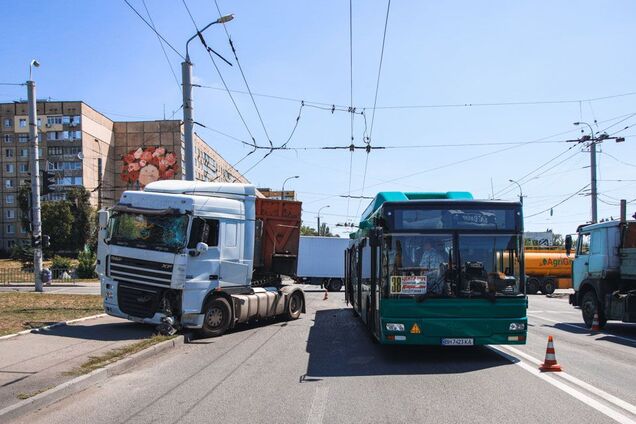 В Днепре фура влетела в автобус с людьми: есть пострадавшие. Фото и видео 18+
