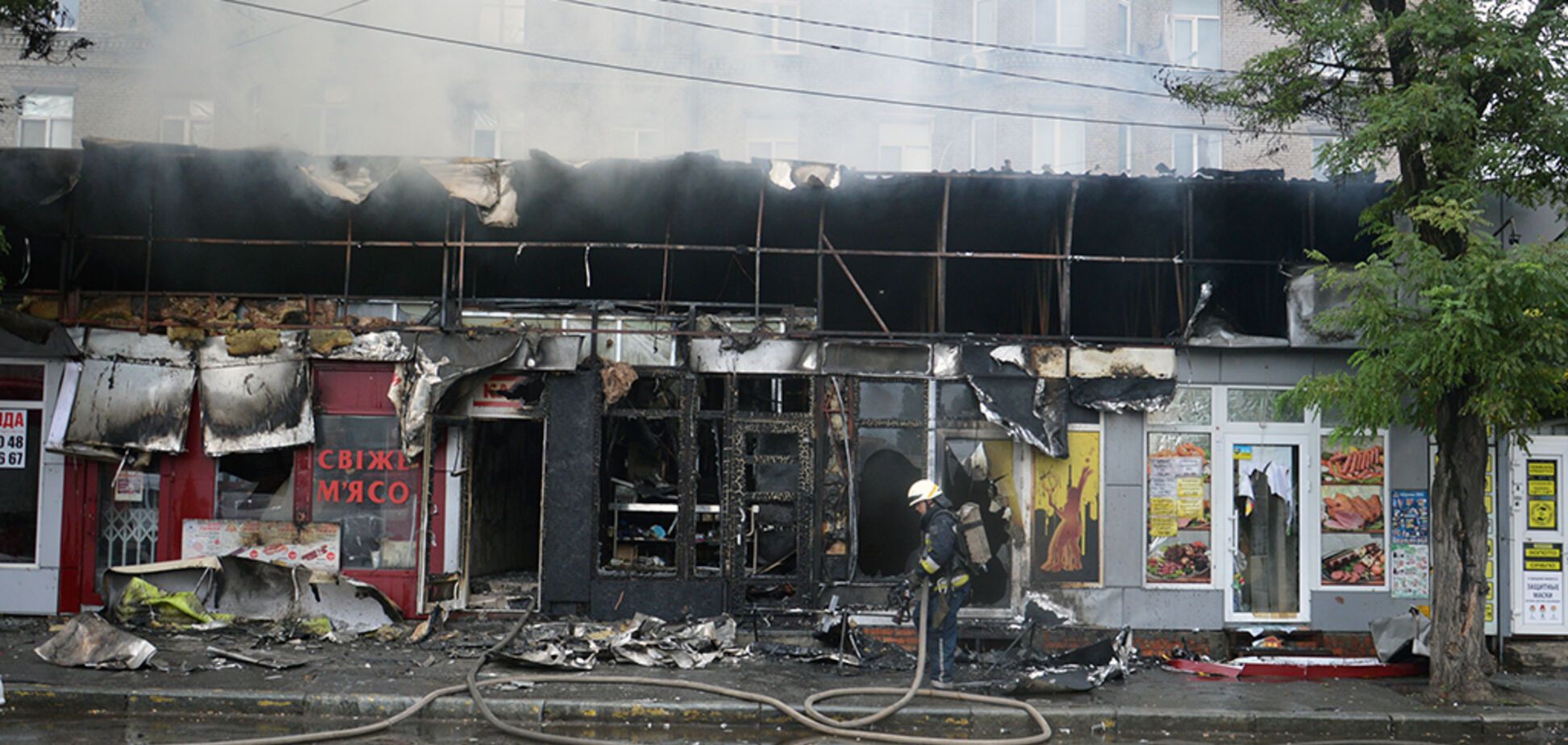 У Дніпрі на Пастера вогонь знищив п'ять продуктових кіосків. Фото та відео