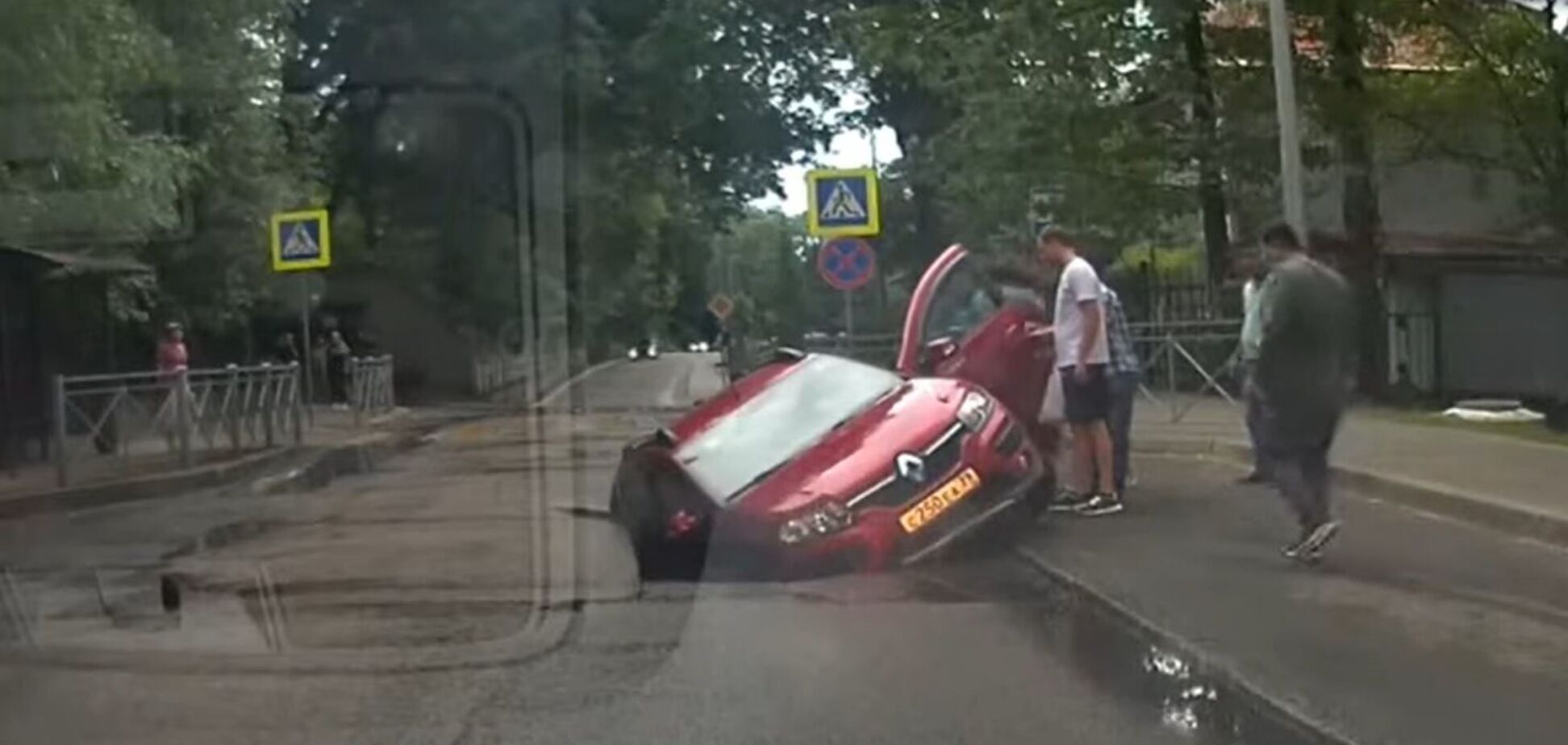 Момент провала Renault Sandero под асфальт попал на видео