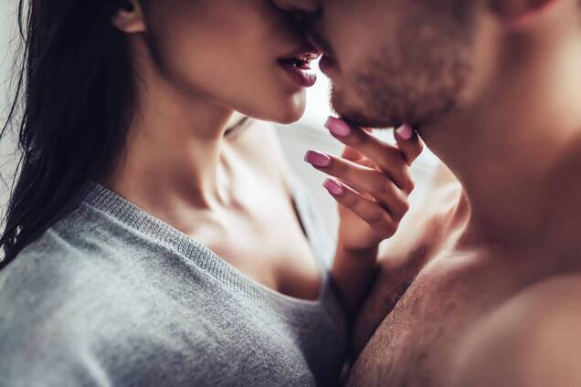 Сексолог рассказал о вреде поцелуев: в чем опасность