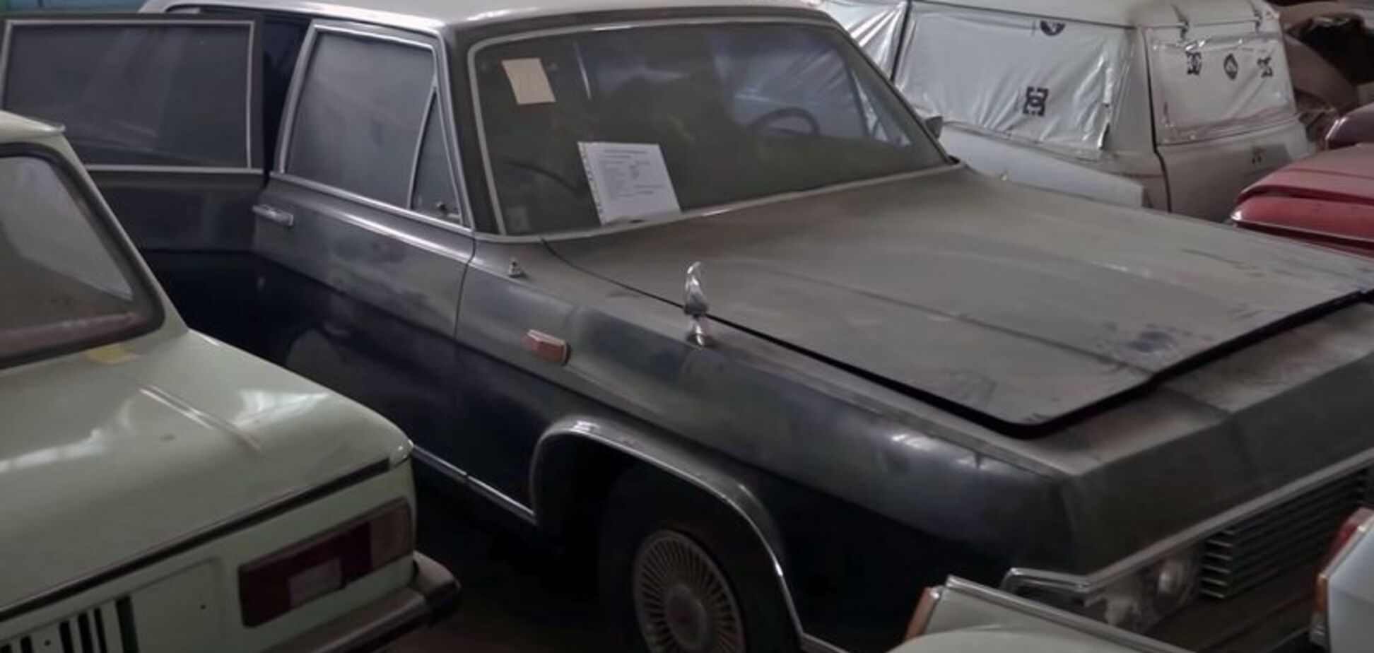 В ангарі знайшли 150 закинутих авто часів СРСР. Відео