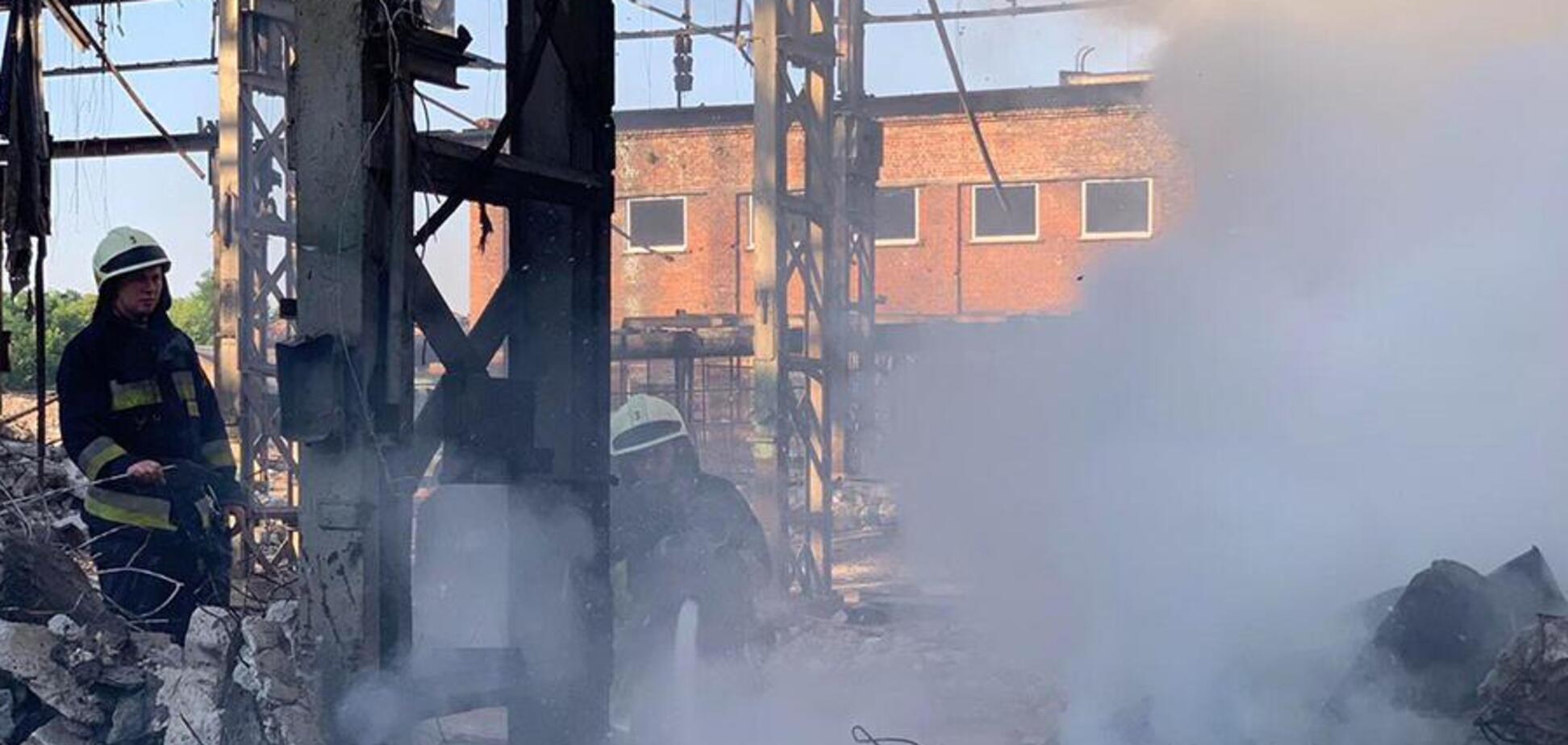 В Днепре 9 спасателей тушили пожар в заброшенном здании