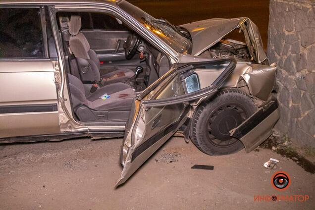 В Днепре Mazda въехала в стелу автозаправки: пострадали двое