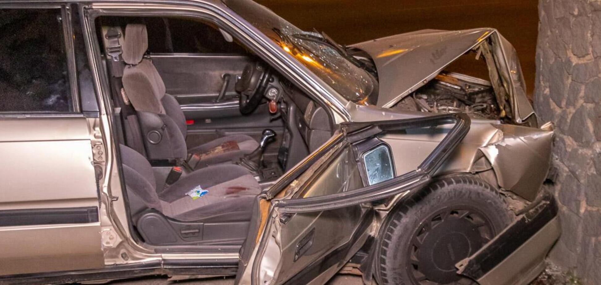 У Дніпрі Mazda в'їхала в стелу автозаправки: постраждали двоє