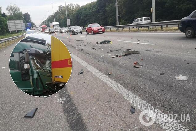 На в'їзді до Києва зіткнулися фури, є загиблий