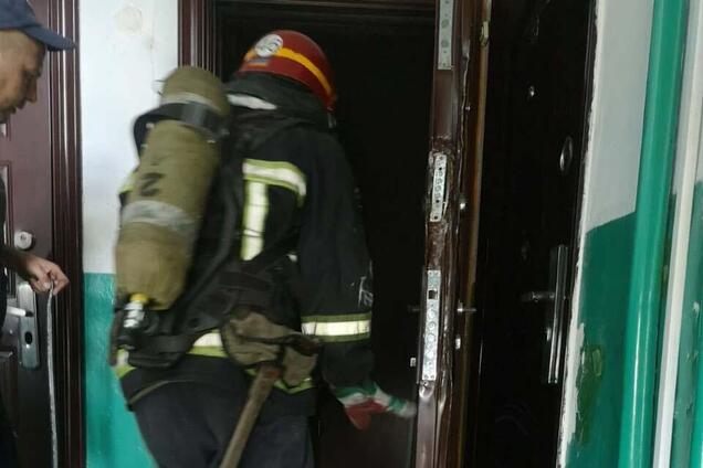 На Днепропетровщине из пожара в многоэтажке спасли двух человек