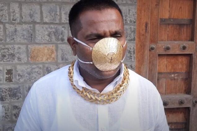 Індієць Шанкар Кураде носить золоту маску