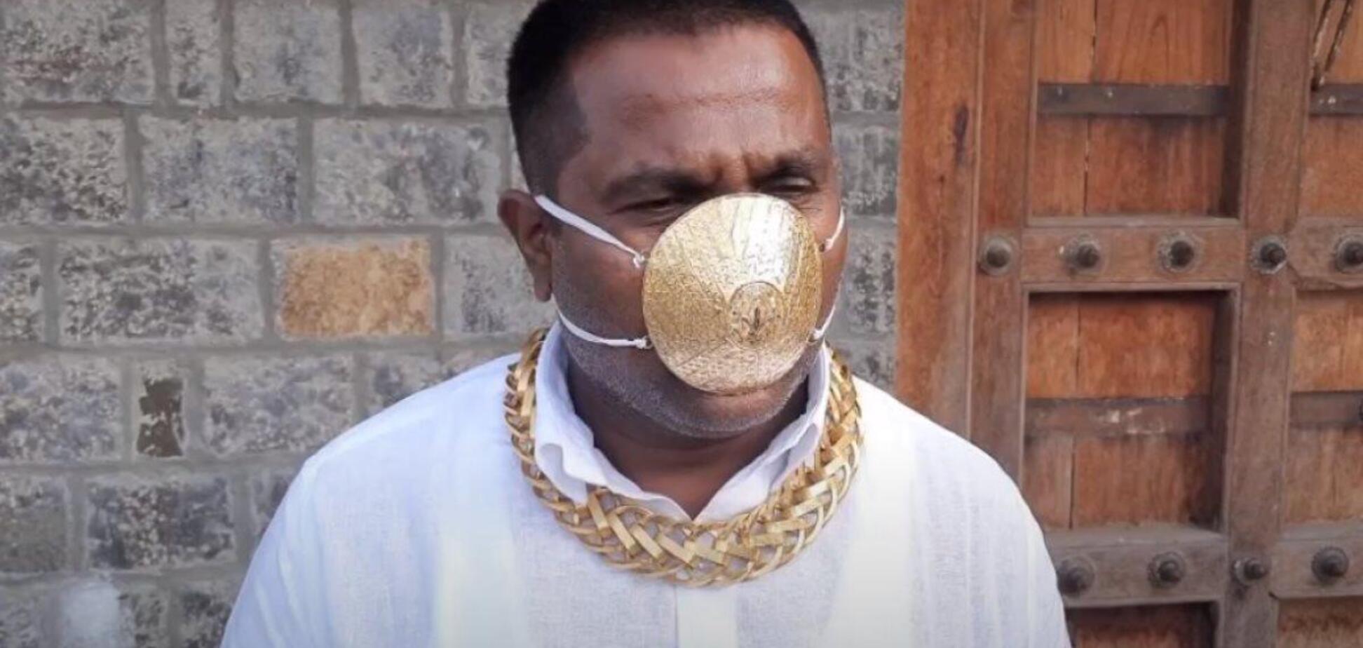 Индиец Шанкар Кураде носит золотую маску