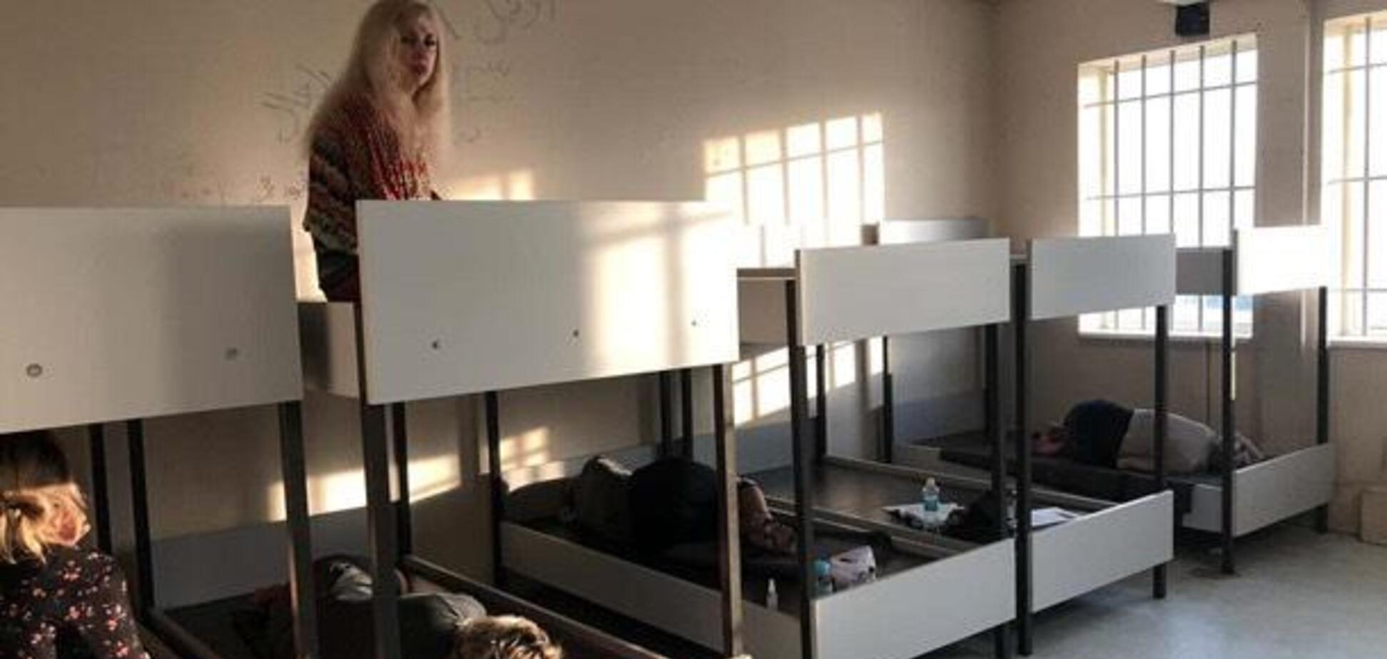 Украинка из Днепра рассказала о 'заточении' в Греции: спят на 'нарах', паспорта и багаж забрали