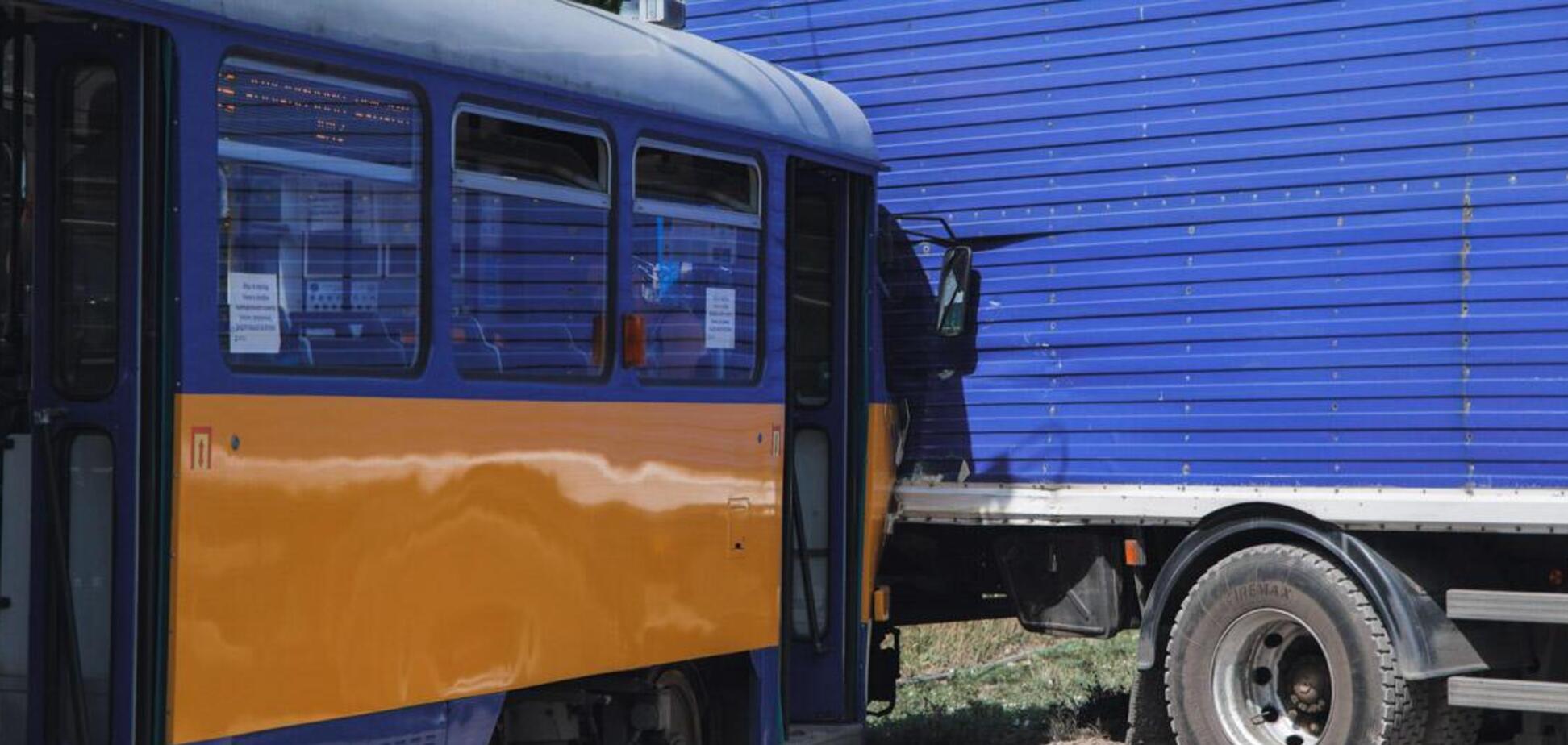 В Днепре трамвай с пассажирами влетел в фуру. Фото с места аварии