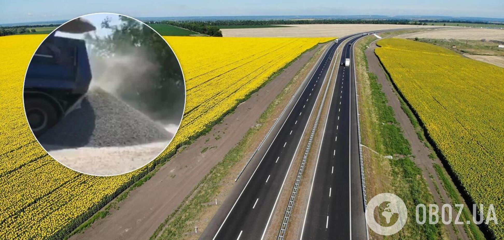 На Николаевщине водитель выгрузил щебень посреди трассы, чтобы не взвешивать грузовик. Видео