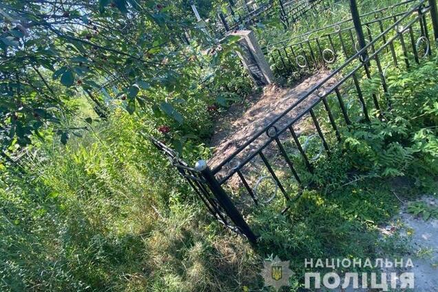На Київщині на цвинтарі намагалися заховати тіло вбитого чоловіка