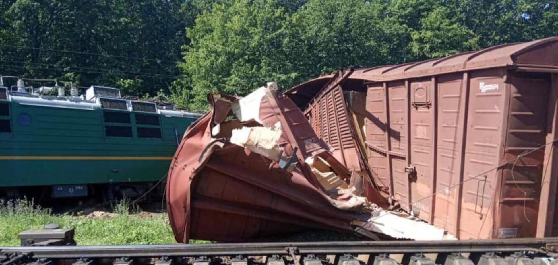 Поезд сошел с рельсов