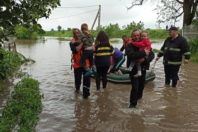 На Прикарпатье разгорелся скандал из-за выплат жертвам наводнения
