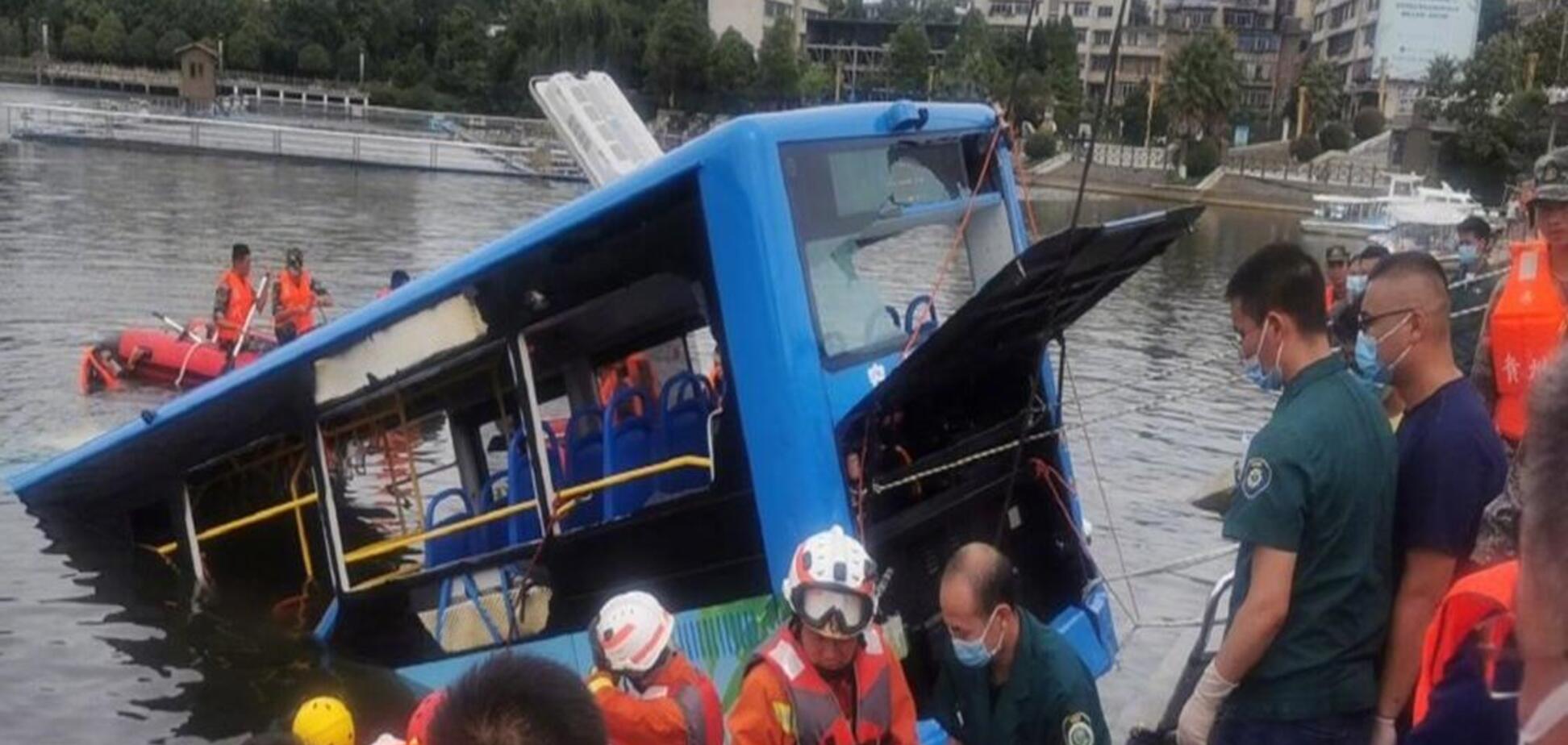 Автобус в Китае упал в реку