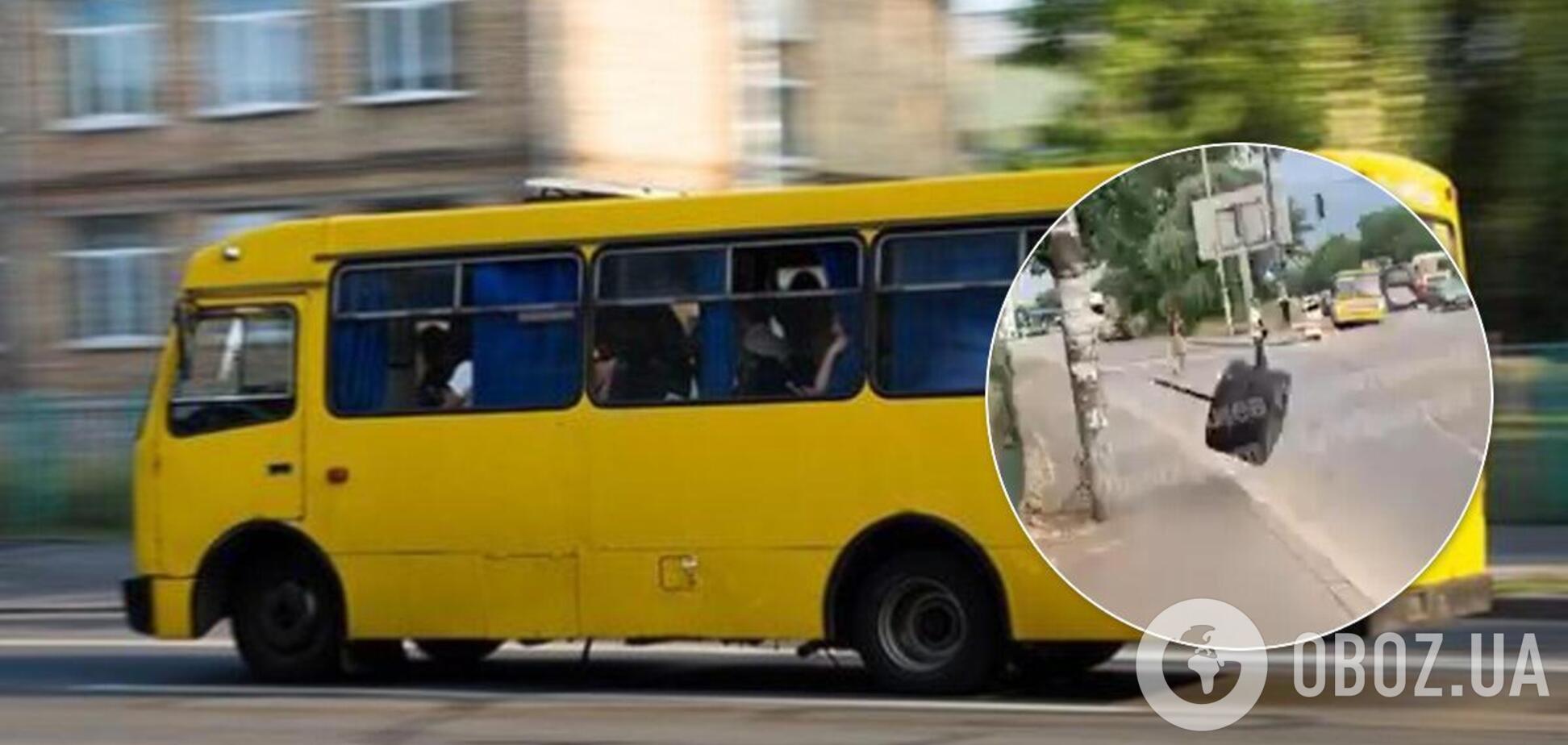 В Киеве у маршрутки отвалилось колесо и полетело в человека. Иллюстрация