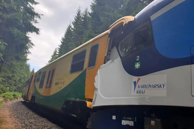 У Чехії пасажирські потяги зіткнулися лоб у лоб