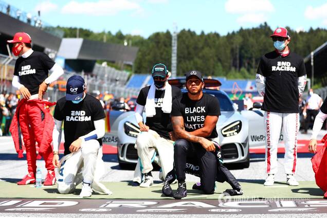 Акция в поддержку движения Black Lives Matter перед стартом первого этапа Формулы-1