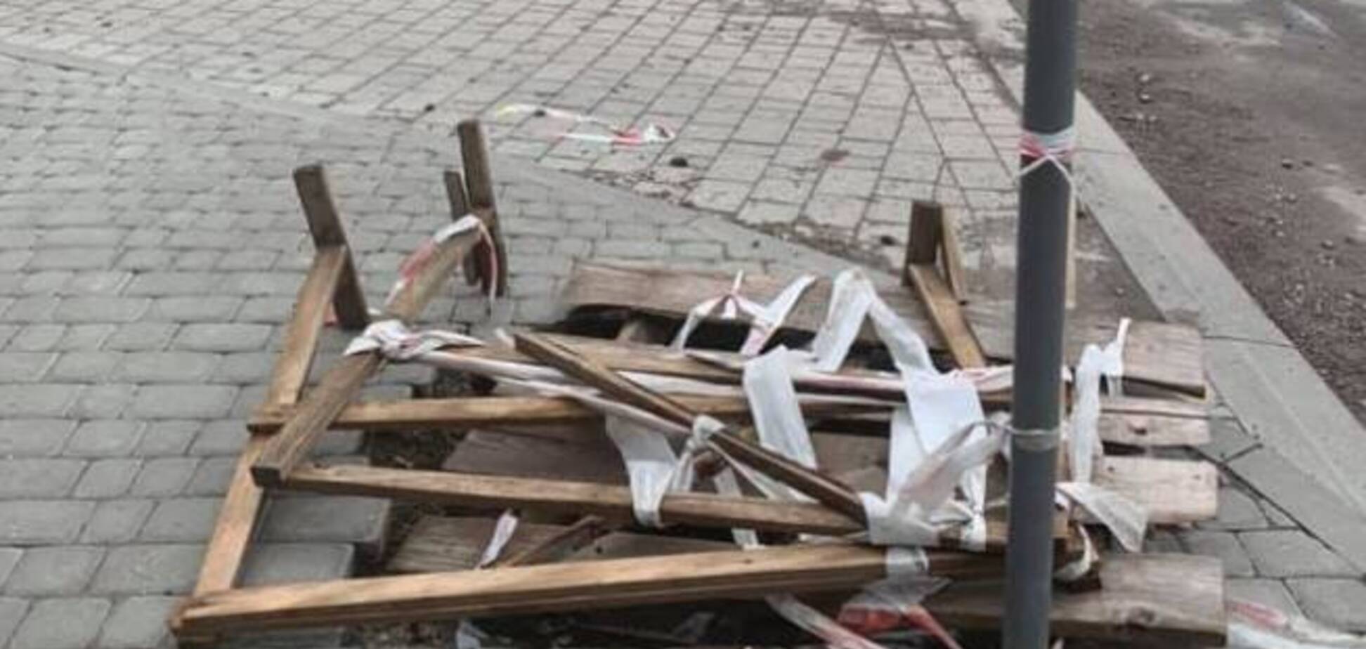 Вместо того, чтобы заделать брусчаткой дыру в тротуаре, коммунальщики нарисовали ее на бетоне