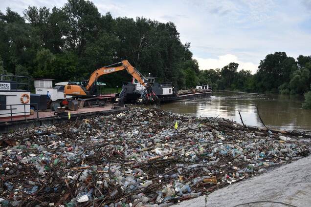 Мусор в реке Тиса