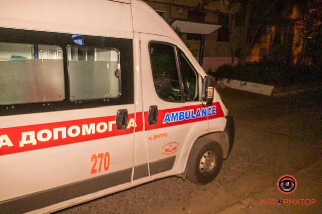 В Днепре возле подъезда обнаружили тело мужчины. Фото 18+