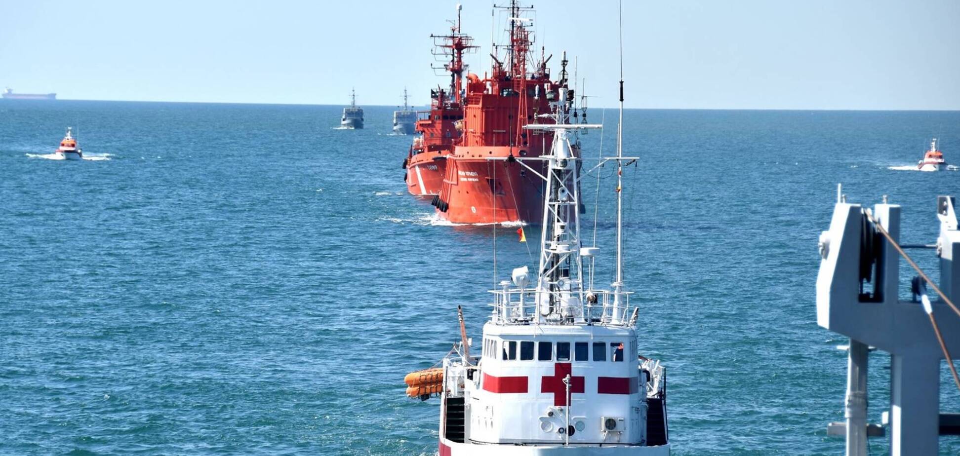 Військові судна рухаються Чорним морем