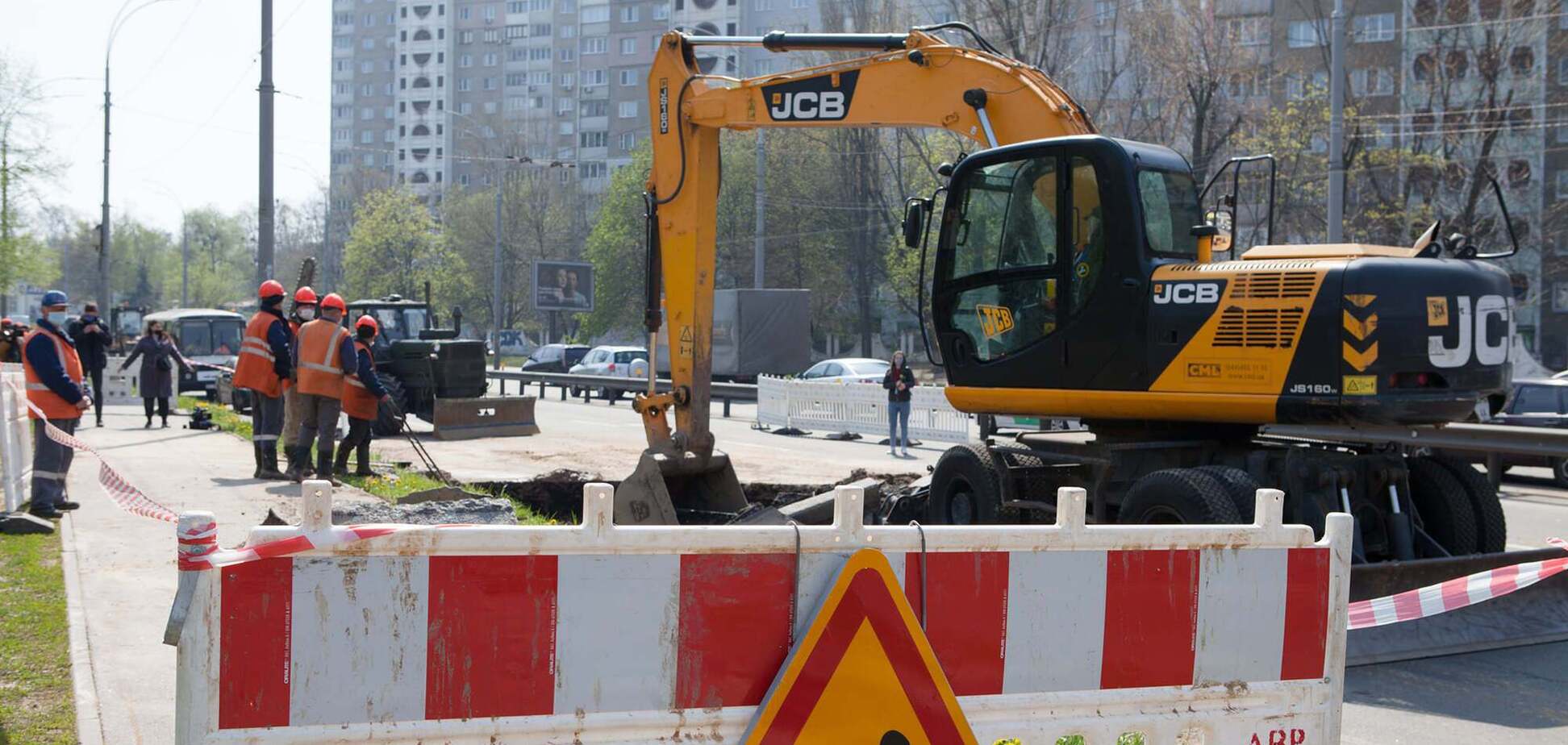 В Киеве ограничили движение транспорта из-за прорыва трубы