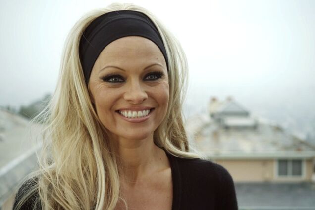 53-летняя Памела Андерсон засветила голую грудь на пикантном фото