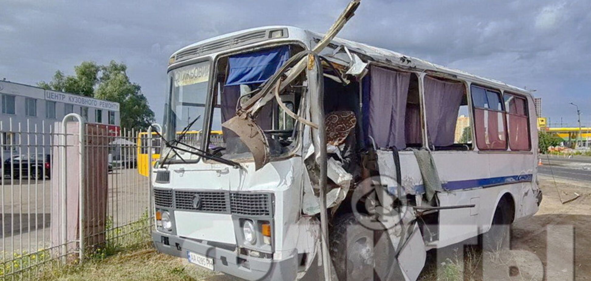 Под Киевом столкнулись автобус и грузовик