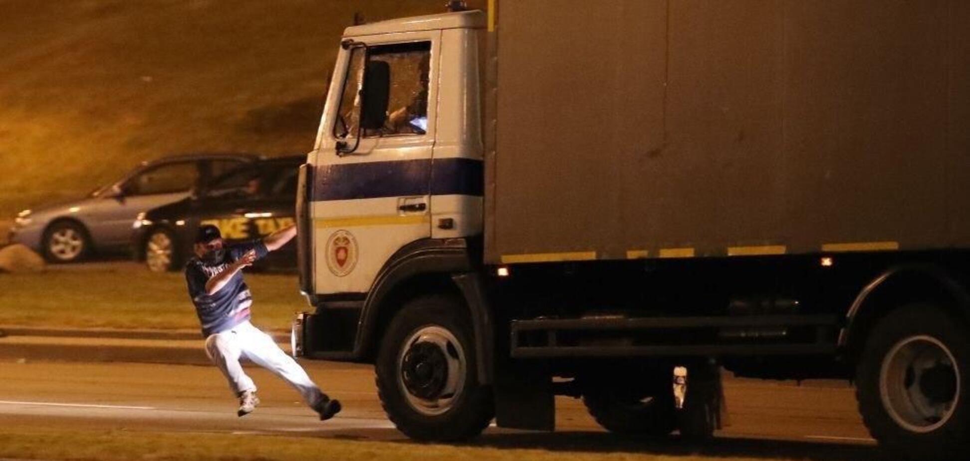 В Беларуси автозак переехал протестующего