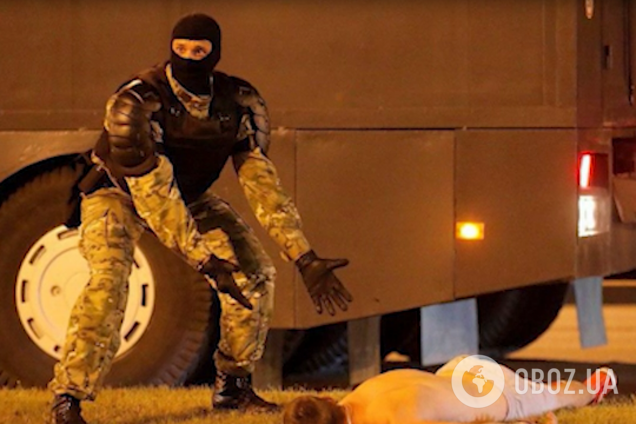 Побитий ОМОНом в Мінську чоловік вижив: з'явилося показове відео з силовиками