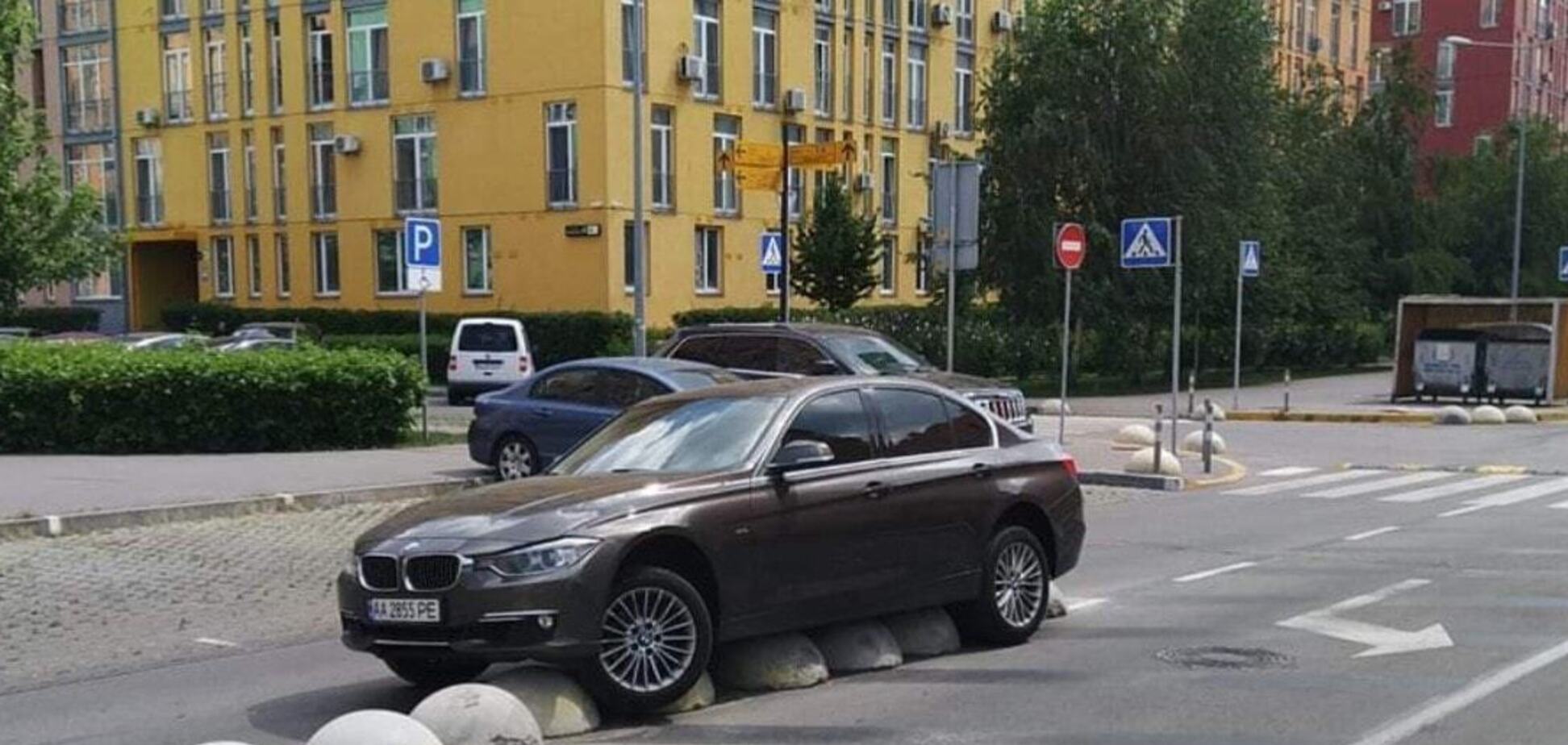 У Києві BMW 'стала жертвою' паркувальних напівсфер