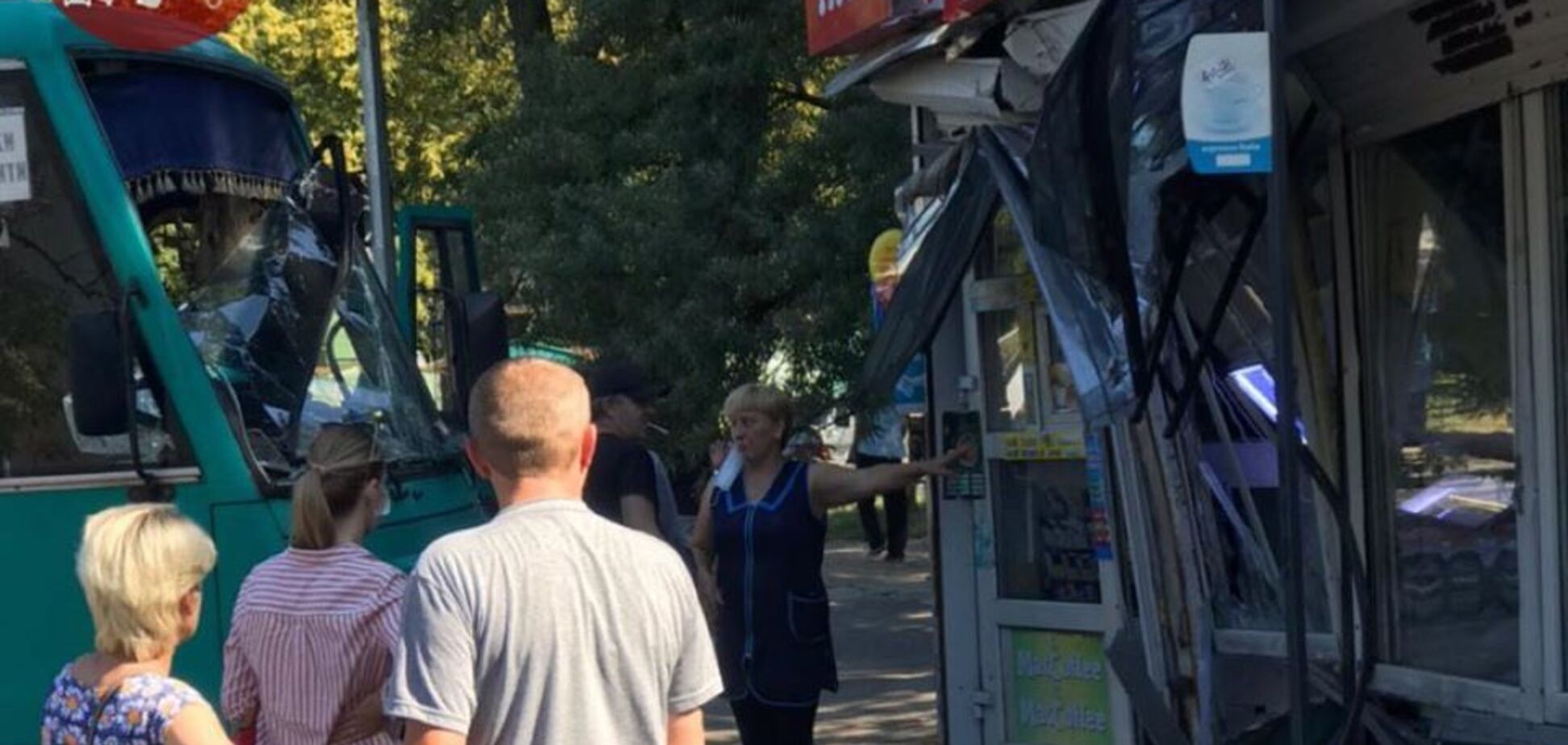 В Киеве водитель маршрутки уснул за рулем и врезался в МАФ