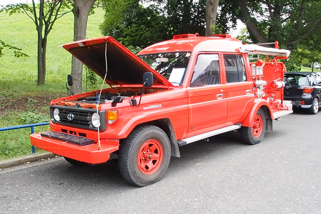 Старый внедорожник Toyota превратили в пожарную машину. Скриншот видео PacificCoastAuto