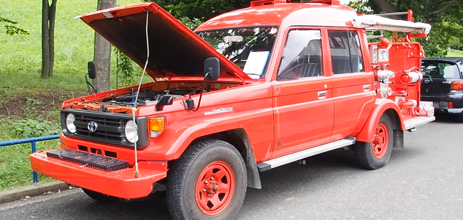 Старий позашляховик Toyota перетворили на пожежну машину. Скриншот відео PacificCoastAuto