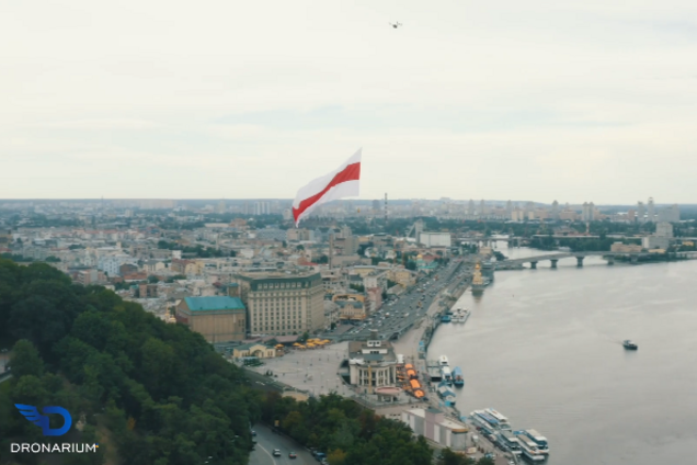 В Киеве над Днепром подняли в небо флаг Беларуси в поддержку протестов