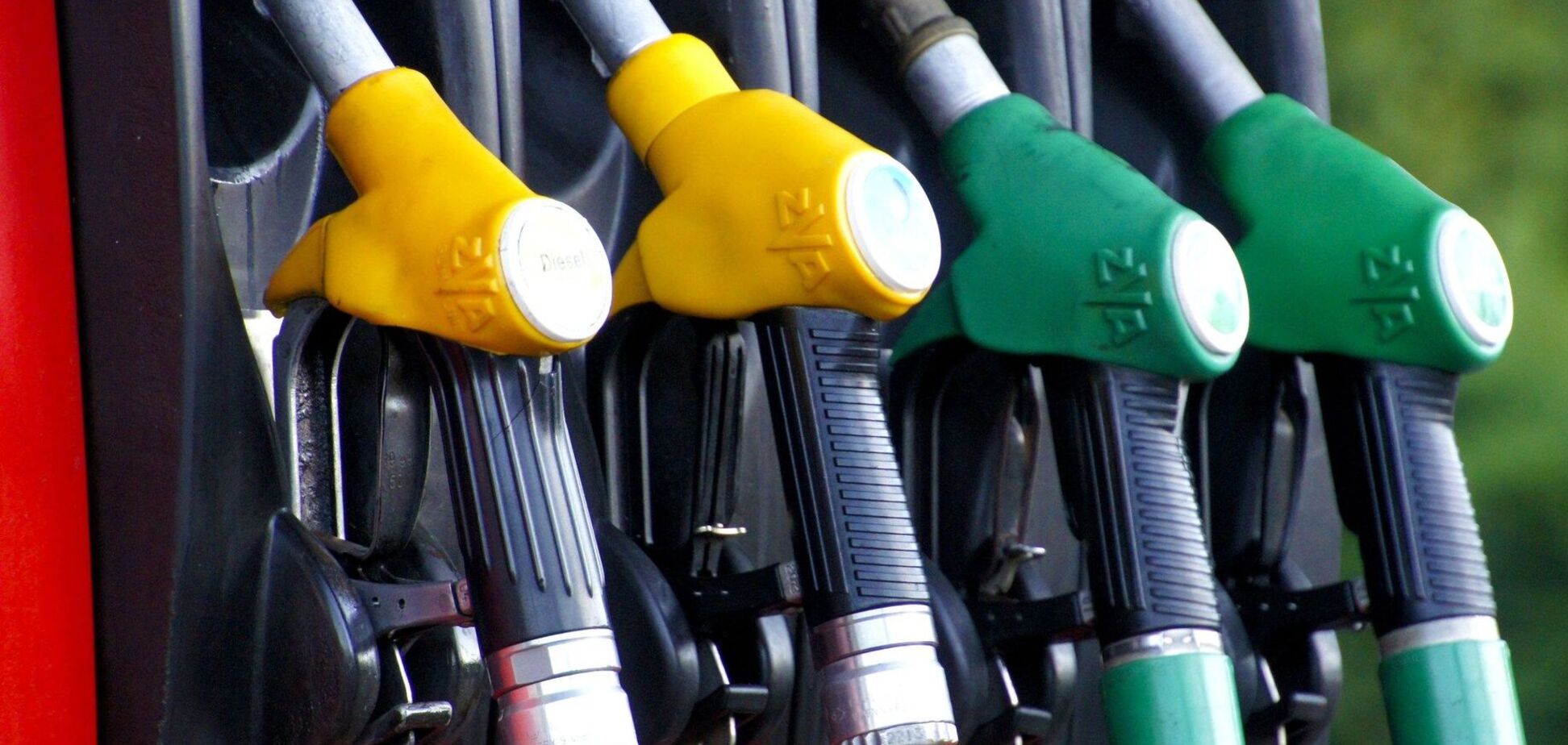 В Украине начали дешеветь бензин и дизель