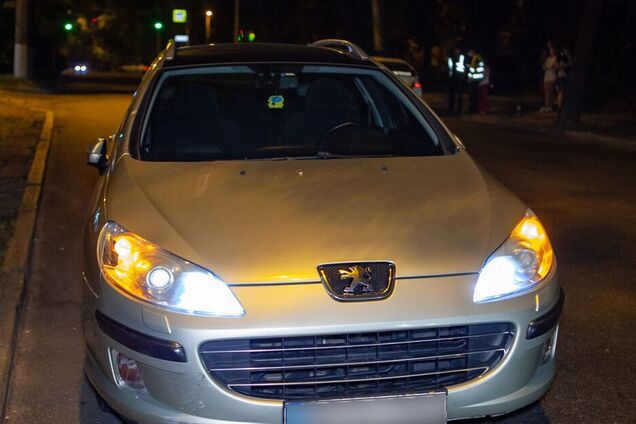 В Днепре авто на скорости сбило молодого парня: пострадавшего госпитализировали. Фото