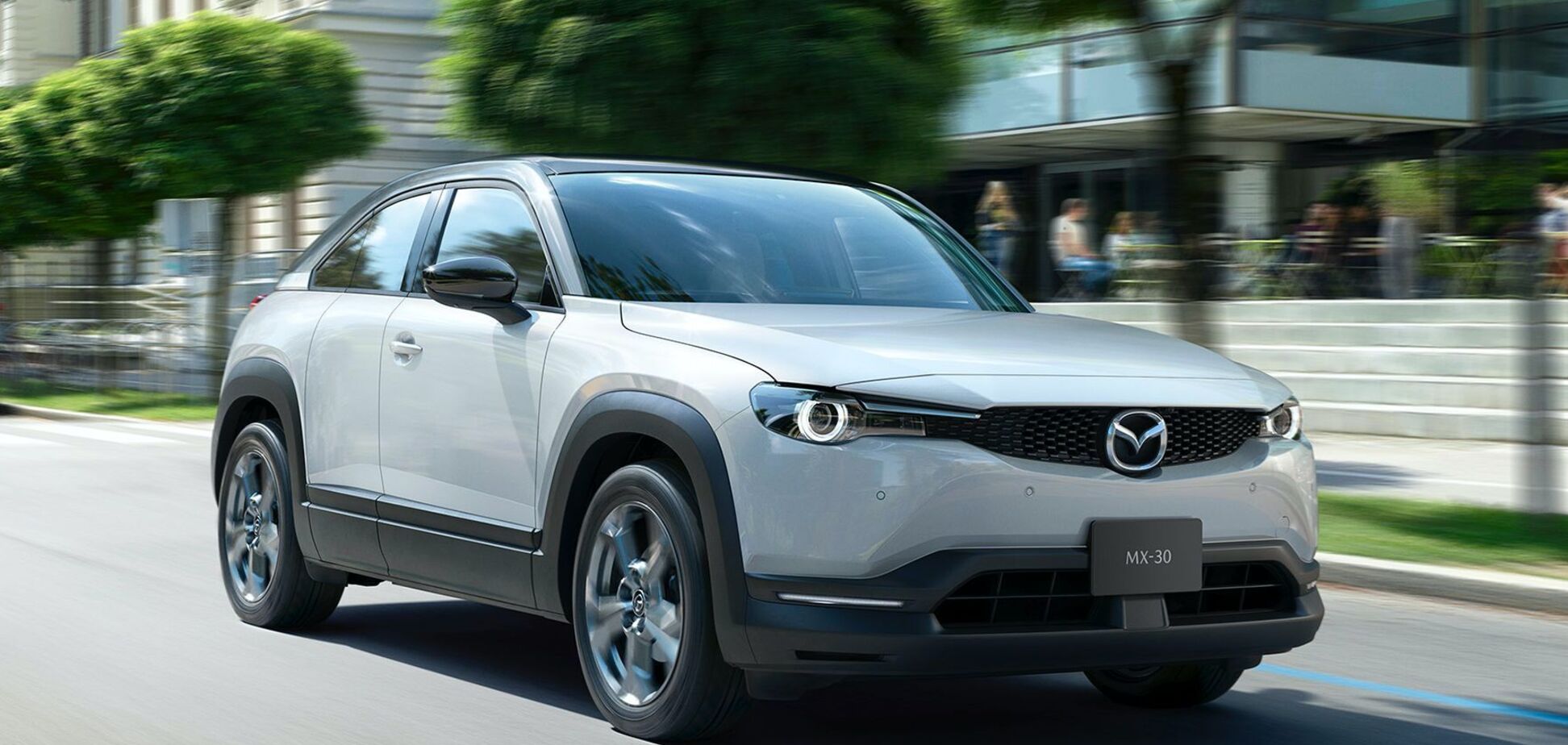 Mazda внезапно 'залила' в свой первый электромобиль бензин
