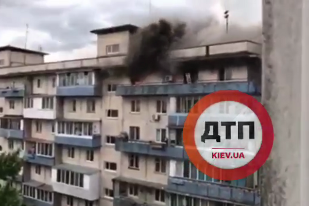 В Киеве вспыхнул серьезный пожар в жилом доме