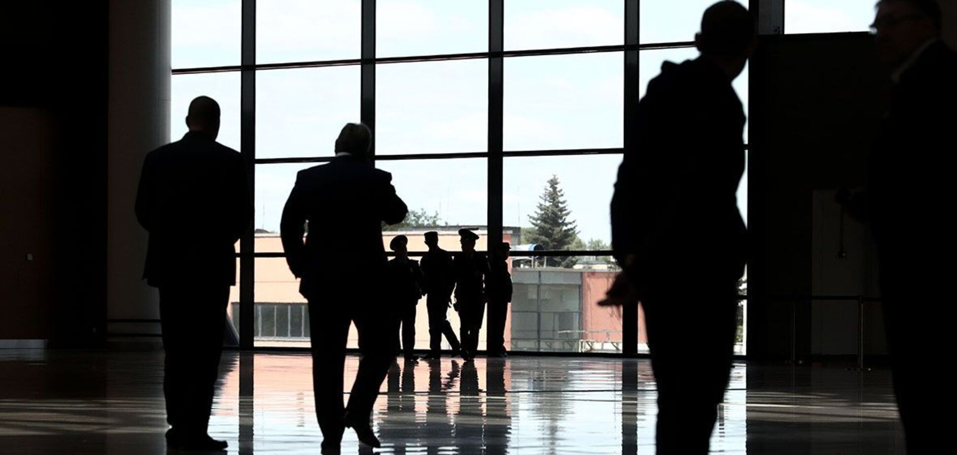 Словакия вышлет троих российских дипломатов