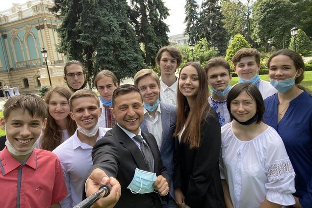 Зеленський показав фото з рекордсменами ЗНО в Україні