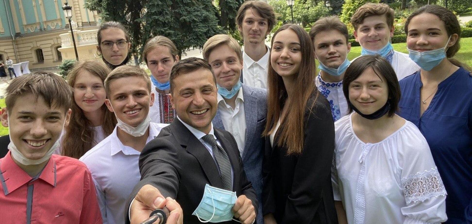 Зеленський показав фото з рекордсменами ЗНО в Україні