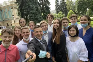 Зеленский с выпускниками, которые набрали наибольшее количество баллов на ВНО 2020 года