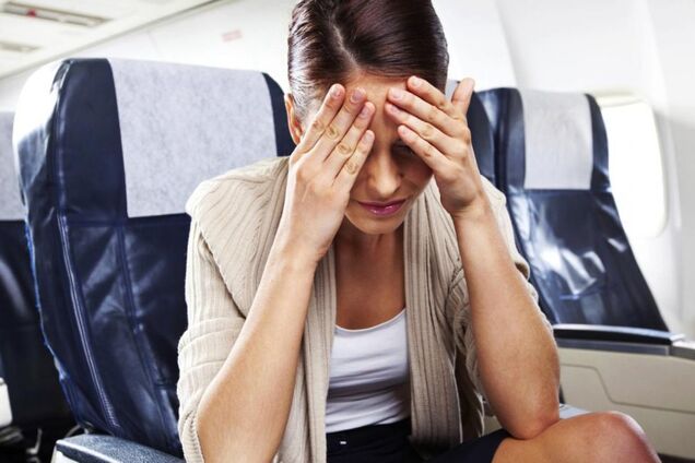 Як впоратися з закачуванням в літаку: стюардеса назвала безпечні місця