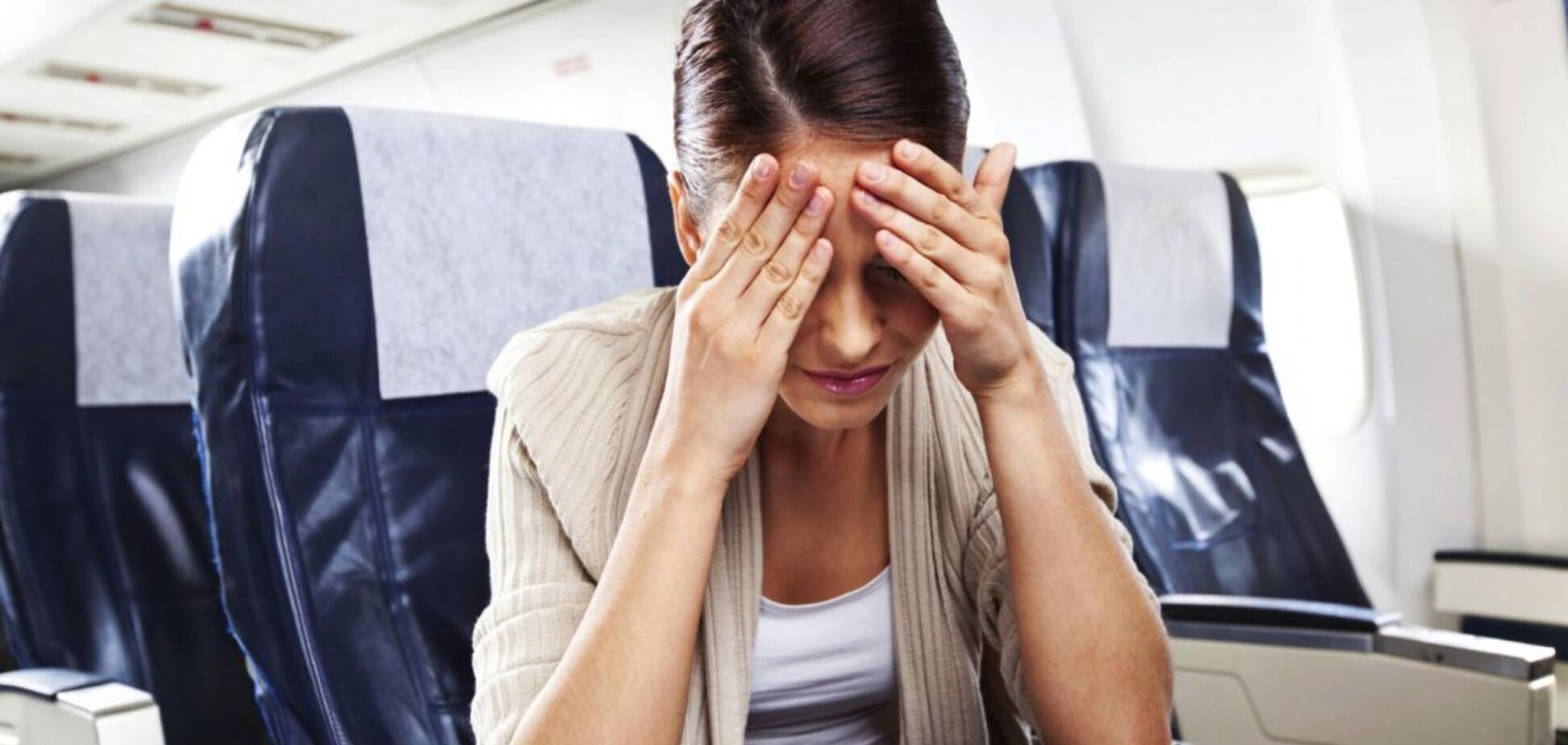 Как справиться с укачиванием в самолете: стюардесса назвала безопасные места