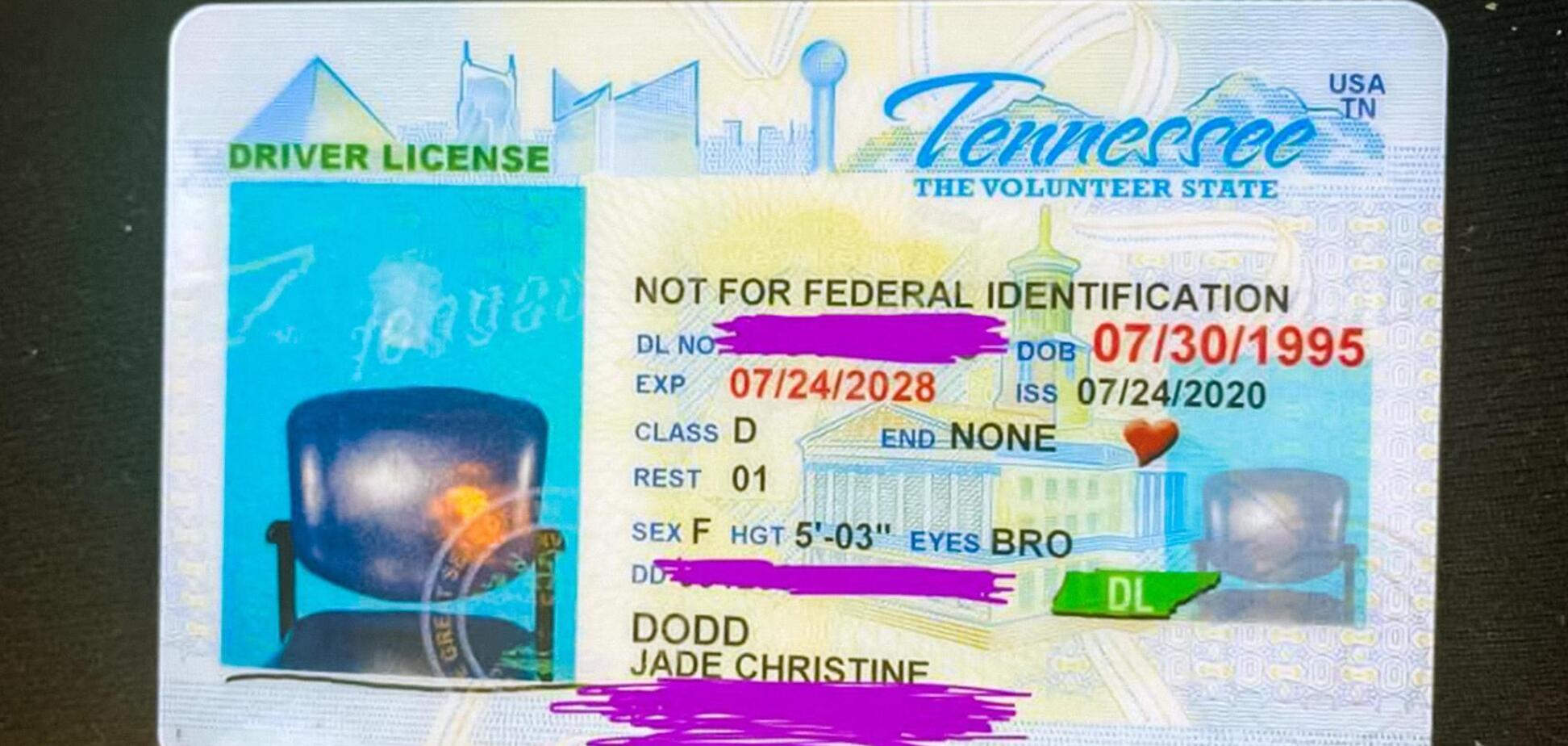 Американка получила очень странное водительское удостоверение. Фото: Facebook Jade Dodd