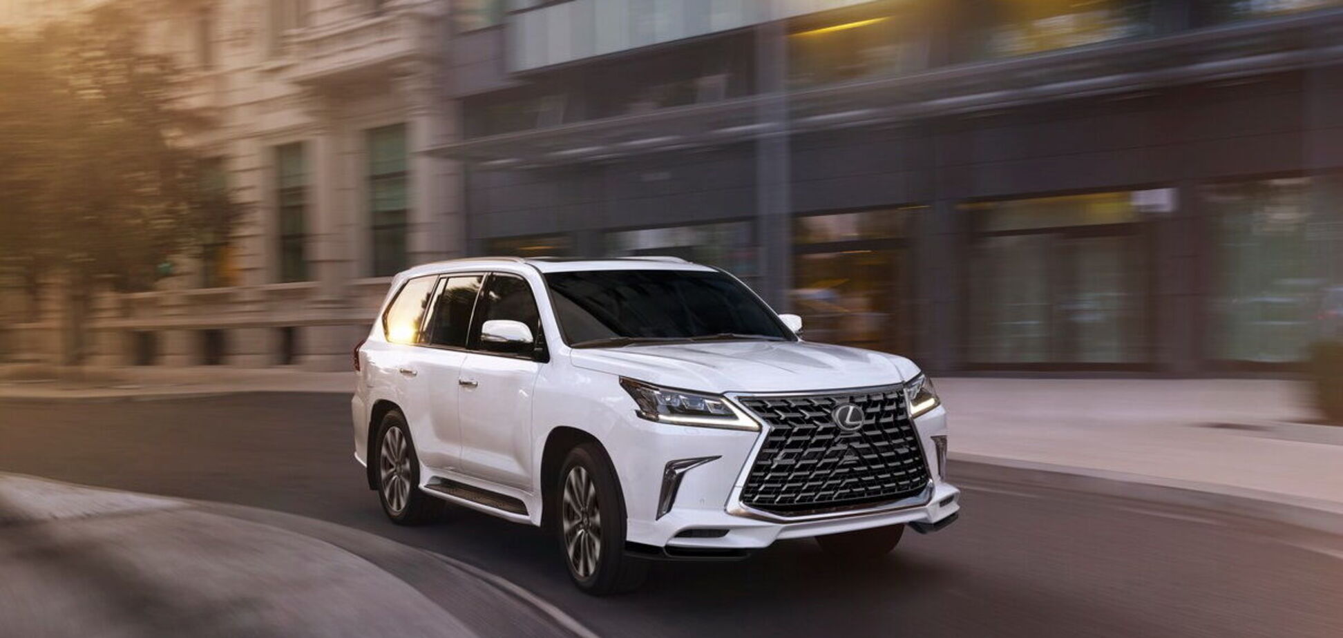 Lexus LX отримав нову версію і оновлений спорт-пакет